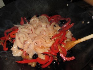 pollo crudo in wok flash